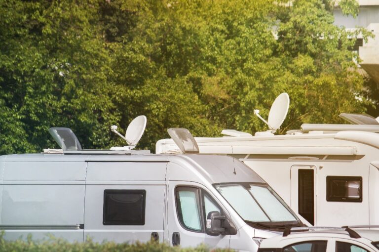 Satellitenschüsseln auf Wohnmobilen. Elektronische Geräte auf Wohnwagen und Wohnmobilen für den Empfang von Videosignalen (Kopierbereich oben auf dem Bild)