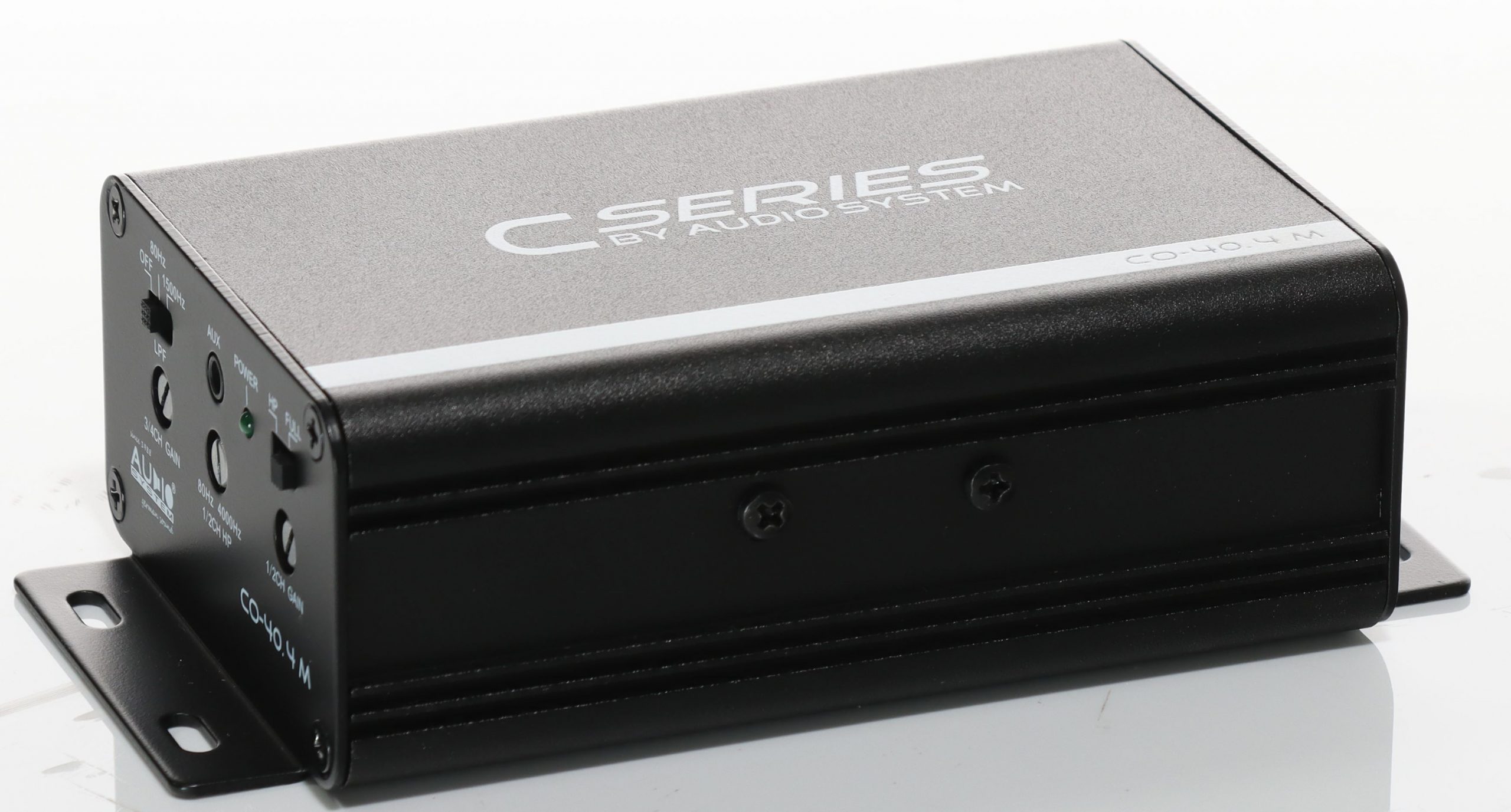 Schwarzes Metallgerät mit angeschrägten Ecken und silberner C SERIES Aufschrift