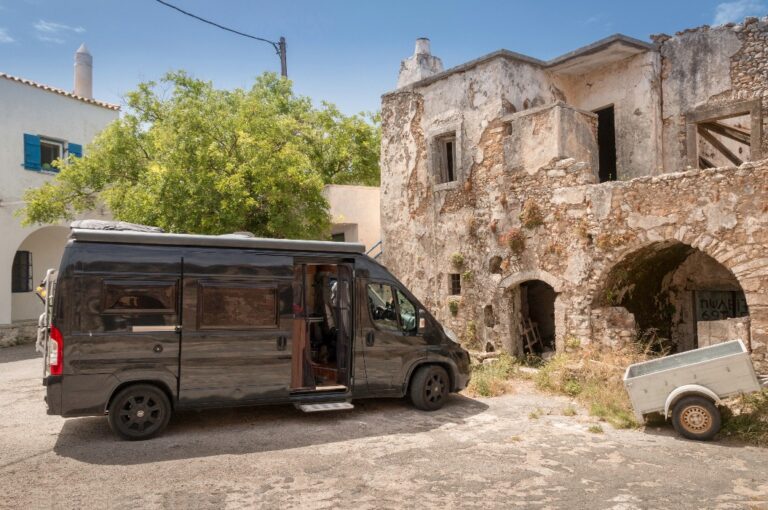 Ein schwarzes Fiat Ducato Globecar-Wohnmobil vor den Ruinen einer alten venezianischen Festung.