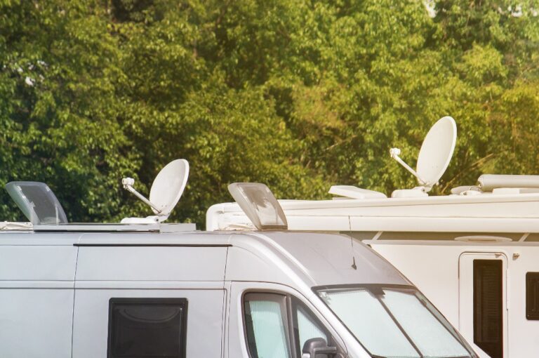 Satellitenschüsseln an Wohnwagen